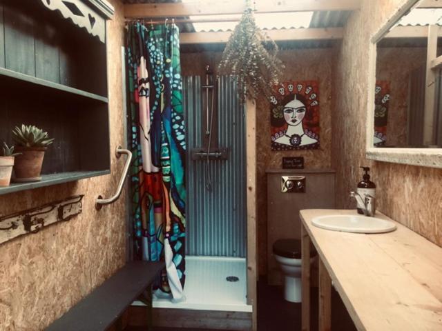 The Oaks Glamping - Magpie Half Shepherds Hut Hotel Colkirk Bagian luar foto