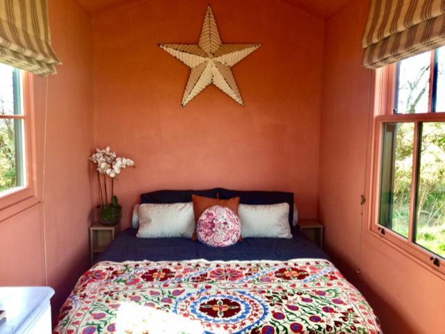 The Oaks Glamping - Magpie Half Shepherds Hut Hotel Colkirk Bagian luar foto