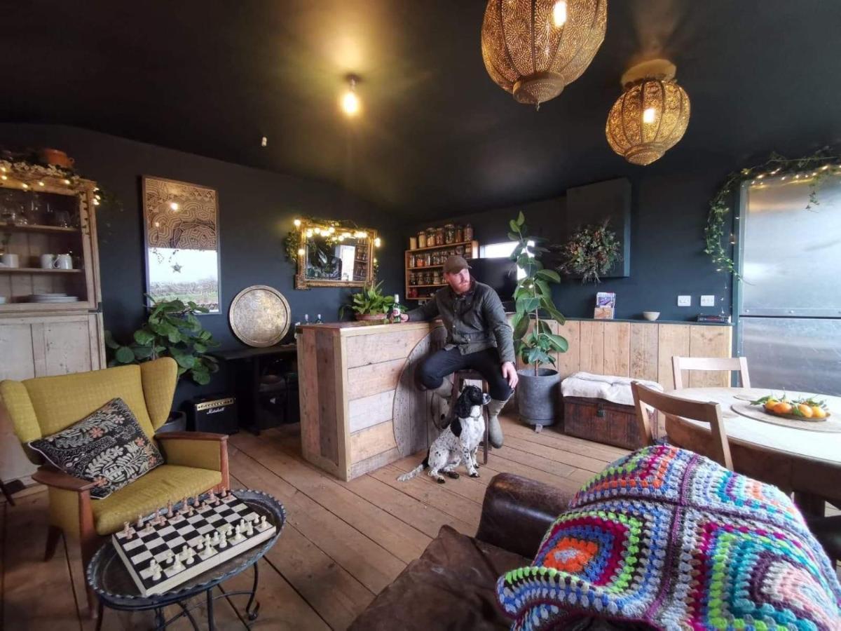 The Oaks Glamping - Magpie Half Shepherds Hut Hotel Colkirk Bagian luar foto